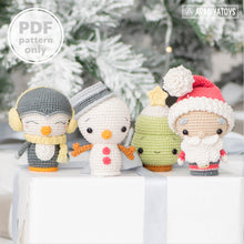 Charger l'image dans la galerie, Set de minis Noël de la collection “AradiyaToys Minis” / modèle au crochet par AradiyaToys (Tutoriel amigurumi au format PDF) / Noël, Pingouin, Bonhomme de neige et Sapin