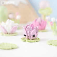 Charger l'image dans la galerie, Kawaii Lotus from "AradiyaToys Kawaii” collection / Crochet Flower Pattern (Amigurumi Tutorial PDF File), Keychain Beginner Handmade DIY Water Lily
