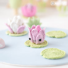Charger l'image dans la galerie, Kawaii Lotus from "AradiyaToys Kawaii” collection / Crochet Flower Pattern (Amigurumi Tutorial PDF File), Keychain Beginner Handmade DIY Water Lily