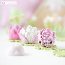 Charger l'image dans la galerie, Kawaii Lotus from "AradiyaToys Kawaii” collection / Crochet Flower Pattern (Amigurumi Tutorial PDF File), Keychain Beginner Handmade DIY Water Lily