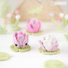 Charger l'image dans la galerie, Kawaii Lotus from "AradiyaToys Kawaii” collection / Crochet Flower Pattern (Amigurumi Tutorial PDF File), Keychain Beginner Handmade DIY Water Lily