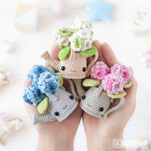 Charger l'image dans la galerie, Kawaii Watering Can with Hydrangea from "AradiyaToys Kawaii” collection / Crochet Pattern (Amigurumi Tutorial PDF File) Handmade Flowers DIY