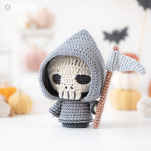 Charger l'image dans la galerie, Halloween Minis set 3 from “AradiyaToys Minis” collection / crochet patterns by AradiyaToys (Amigurumi tutorial PDF file) witch scarecrow