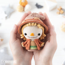 Charger l'image dans la galerie, Halloween Minis set 3 from “AradiyaToys Minis” collection / crochet patterns by AradiyaToys (Amigurumi tutorial PDF file) witch scarecrow
