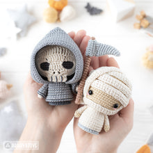 Charger l'image dans la galerie, Halloween Minis set 3 from “AradiyaToys Minis” collection / crochet patterns by AradiyaToys (Amigurumi tutorial PDF file) witch scarecrow