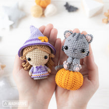 Charger l'image dans la galerie, Halloween Minis set 3 from “AradiyaToys Minis” collection / crochet patterns by AradiyaToys (Amigurumi tutorial PDF file) witch scarecrow