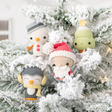 Charger l'image dans la galerie, Set de minis Noël de la collection “AradiyaToys Minis” / modèle au crochet par AradiyaToys (Tutoriel amigurumi au format PDF) / Noël, Pingouin, Bonhomme de neige et Sapin