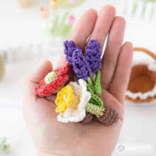 Afbeelding in Gallery-weergave laden, flower basket crochet pattern PDF narcissus poppy lavender amigurumi flowers DIY tutorial mini kingdom handmade instant download bouquet