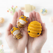 Charger l'image dans la galerie, 6-in-1 bee farm crochet pattern amigurumi by AradiyaToys mini kingdom beekeeper beehive basket of vegetables DIY handmade tutorial PDF file