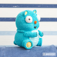 Charger l'image dans la galerie, Bear Diego from “AradiyaToys Design” collection / cute bear crochet pattern by AradiyaToys (Amigurumi tutorial PDF file)