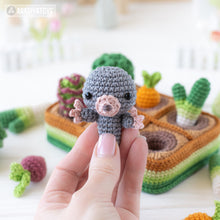 Carica l'immagine nel visualizzatore di Gallery, amigurumi vegetable patch crochet pattern by AradiyaToys mini kingdom mole carrot broccoli beetroot vegetables crochet DIY tutorial PDF file