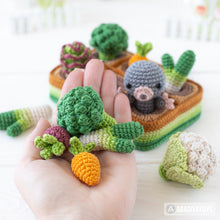 Carica l'immagine nel visualizzatore di Gallery, amigurumi vegetable patch crochet pattern by AradiyaToys mini kingdom mole carrot broccoli beetroot vegetables crochet DIY tutorial PDF file