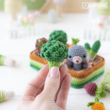 Carica l'immagine nel visualizzatore di Gallery, amigurumi vegetable patch crochet pattern by AradiyaToys mini kingdom mole carrot broccoli beetroot vegetables crochet DIY tutorial PDF file