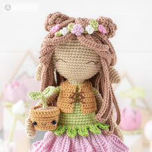 Charger l'image dans la galerie, Friendy Luna with Kawaii Sprout from "AradiyaToys Friendies" collection / crochet doll pattern (Amigurumi tutorial PDF file), elf doll dress