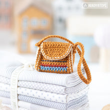 Carica l'immagine nel visualizzatore di Gallery, crossbody bag crochet pattern amigurumi AradiyaToys doll accessories crochet DIY tutorial PDF file handmade bag amigurumi pattern keychain