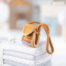 Carica l'immagine nel visualizzatore di Gallery, crossbody bag crochet pattern amigurumi AradiyaToys doll accessories crochet DIY tutorial PDF file handmade bag amigurumi pattern keychain