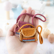 Carica l'immagine nel visualizzatore di Gallery, crossbody bag crochet pattern amigurumi AradiyaToys doll accessories crochet DIY tutorial PDF file handmade bag amigurumi pattern keychain