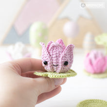 Charger l'image dans la galerie, Kawaii Lotus from "AradiyaToys Kawaii” collection / Crochet Flower Pattern (Amigurumi Tutorial PDF File), Keychain Beginner Handmade DIY Water Lily