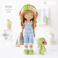 Charger l'image dans la galerie, Friendy Sadie with Melody Dino from "AradiyaToys Friendies" collection, crochet doll pattern (Amigurumi tutorial PDF file), denim overalls