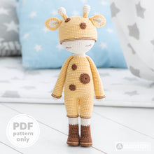 Charger l'image dans la galerie, Friendy Sonya the Giraffe from "AradiyaToys Friendies" collection / doll crochet pattern by AradiyaToys (Amigurumi tutorial PDF file)