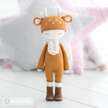 Charger l'image dans la galerie, Friendy Annie the Deer from "AradiyaToys Friendies" collection / doll crochet pattern by AradiyaToys (Amigurumi tutorial PDF file)