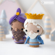 Charger l'image dans la galerie, Nativité Minis set 2 de la collection “AradiyaToys Minis” / modèle nativité au crochet par AradiyaToys (Tutoriel amigurumi au format PDF) / Gaspard, Balthazar, Melchior et le Singe