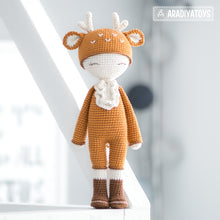 Charger l'image dans la galerie, Friendy Annie the Deer from "AradiyaToys Friendies" collection / doll crochet pattern by AradiyaToys (Amigurumi tutorial PDF file)