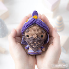Charger l'image dans la galerie, Nativité Minis set 2 de la collection “AradiyaToys Minis” / modèle nativité au crochet par AradiyaToys (Tutoriel amigurumi au format PDF) / Gaspard, Balthazar, Melchior et le Singe