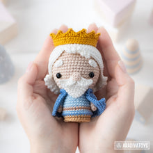 Charger l'image dans la galerie, Nativité Minis set 2 de la collection “AradiyaToys Minis” / modèle nativité au crochet par AradiyaToys (Tutoriel amigurumi au format PDF) / Gaspard, Balthazar, Melchior et le Singe