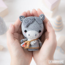 Charger l'image dans la galerie, Nativité Minis set 2 de la collection “AradiyaToys Minis” / modèle nativité au crochet par AradiyaToys (Tutoriel amigurumi au format PDF) / Gaspard, Balthazar, Melchior et le Singe