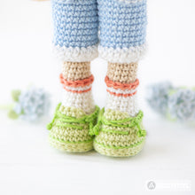 Charger l'image dans la galerie, Friendy Sadie with Melody Dino from "AradiyaToys Friendies" collection, crochet doll pattern (Amigurumi tutorial PDF file), denim overalls