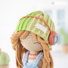 Charger l'image dans la galerie, Friendy Sadie with Melody Dino from "AradiyaToys Friendies" collection, crochet doll pattern (Amigurumi tutorial PDF file), denim overalls