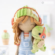 Charger l'image dans la galerie, Friendy Sadie with Melody Dino from "AradiyaToys Friendies" collection, crochet doll pattern (Amigurumi tutorial PDF file), denim overalls