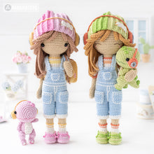 Charger l'image dans la galerie, Friendy Sadie with Melody Dino from "AradiyaToys Friendies" collection, crochet doll pattern (Amigurumi tutorial PDF file), denim overalls