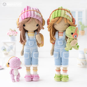 Friendy Sadie with Melody Dino from "AradiyaToys Friendies" collection, crochet doll pattern (Amigurumi tutorial PDF file), denim overalls