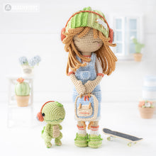 Charger l'image dans la galerie, Friendy Sadie with Melody Dino from "AradiyaToys Friendies" collection, crochet doll pattern (Amigurumi tutorial PDF file), denim overalls