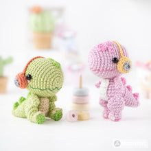 Charger l'image dans la galerie, Friendy Sadie with Melody Dino from "AradiyaToys Friendies" collection, crochet doll pattern (Amigurumi tutorial PDF file), denim overalls
