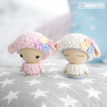 Charger l'image dans la galerie, Mini Wendy the Lamb from "AradiyaToys Minis” collection / small doll crochet pattern by AradiyaToys (Amigurumi tutorial PDF file)