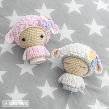 Charger l'image dans la galerie, Mini Wendy the Lamb from "AradiyaToys Minis” collection / small doll crochet pattern by AradiyaToys (Amigurumi tutorial PDF file)