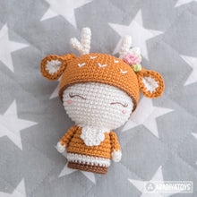 Charger l'image dans la galerie, Mini Annie the Deer from "AradiyaToys Minis” collection / little doll crochet pattern by AradiyaToys (Amigurumi tutorial PDF file)