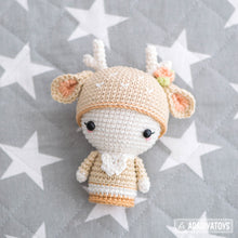 Charger l'image dans la galerie, Mini Annie the Deer from "AradiyaToys Minis” collection / little doll crochet pattern by AradiyaToys (Amigurumi tutorial PDF file)
