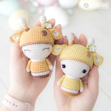 Charger l'image dans la galerie, Mini Sonya the Giraffe from "AradiyaToys Minis” collection / toy crochet pattern by AradiyaToys (Amigurumi tutorial PDF file)