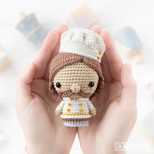 Charger l'image dans la galerie, Royal Servants from “Mini Kingdom” collection, crochet patterns by AradiyaToys (Amigurumi tutorial PDF file), joker, astronomer, chef, drummer
