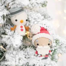 Charger l'image dans la galerie, Set de minis Noël de la collection “AradiyaToys Minis” / modèle au crochet par AradiyaToys (Tutoriel amigurumi au format PDF) / Noël, Pingouin, Bonhomme de neige et Sapin