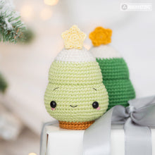 Charger l'image dans la galerie, Set de minis Noël de la collection “AradiyaToys Minis” / modèle au crochet par AradiyaToys (Tutoriel amigurumi au format PDF) / Noël, Pingouin, Bonhomme de neige et Sapin