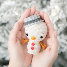 Charger l'image dans la galerie, Set de minis Noël de la collection “AradiyaToys Minis” / modèle au crochet par AradiyaToys (Tutoriel amigurumi au format PDF) / Noël, Pingouin, Bonhomme de neige et Sapin