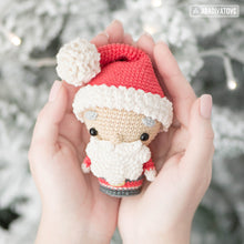 Charger l'image dans la galerie, Set de minis Noël de la collection “AradiyaToys Minis” / modèle au crochet par AradiyaToys (Tutoriel amigurumi au format PDF) / Noël, Pingouin, Bonhomme de neige et Sapin