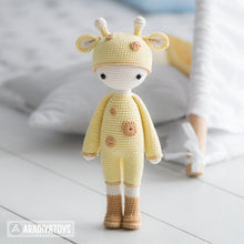 Charger l'image dans la galerie, Friendy Sonya the Giraffe from "AradiyaToys Friendies" collection / doll crochet pattern by AradiyaToys (Amigurumi tutorial PDF file)