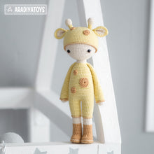 Charger l'image dans la galerie, Friendy Sonya the Giraffe from "AradiyaToys Friendies" collection / doll crochet pattern by AradiyaToys (Amigurumi tutorial PDF file)