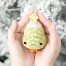 Charger l'image dans la galerie, Set de minis Noël de la collection “AradiyaToys Minis” / modèle au crochet par AradiyaToys (Tutoriel amigurumi au format PDF) / Noël, Pingouin, Bonhomme de neige et Sapin